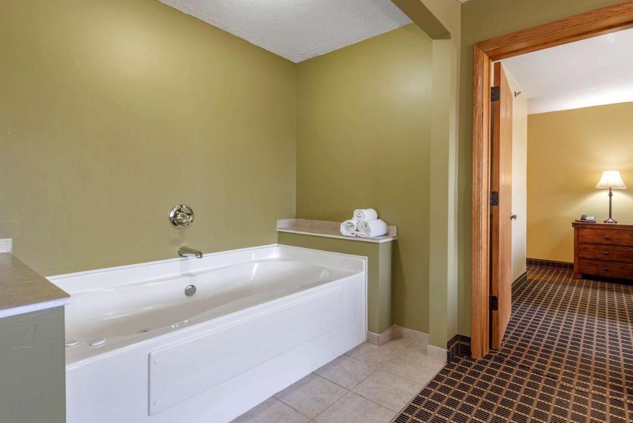 Quality Inn & Suites Warren Kültér fotó