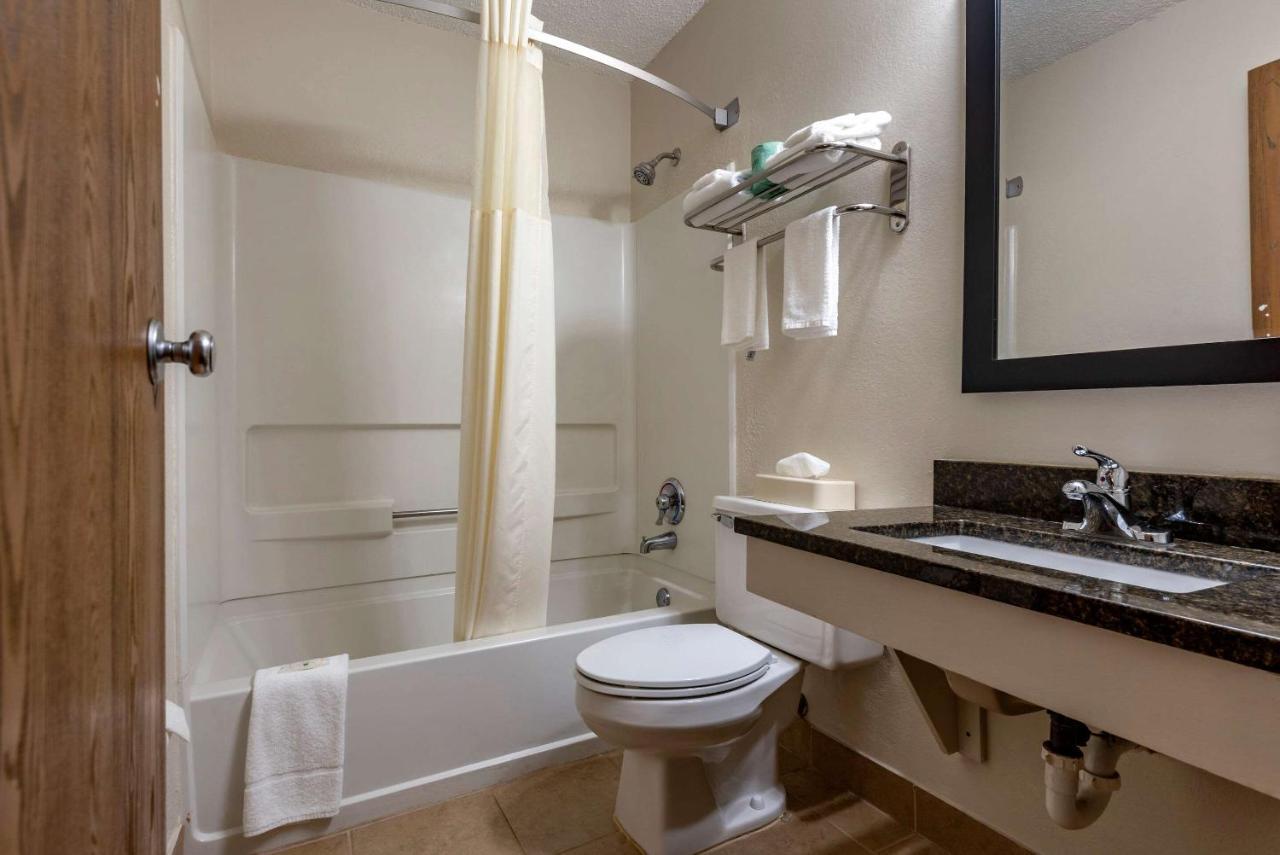 Quality Inn & Suites Warren Kültér fotó