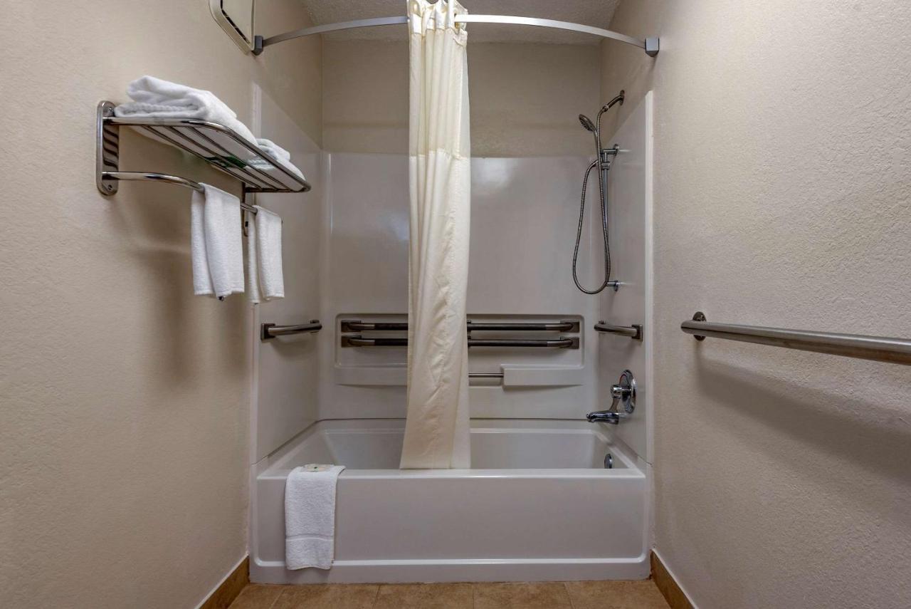 Quality Inn & Suites Warren Kültér fotó