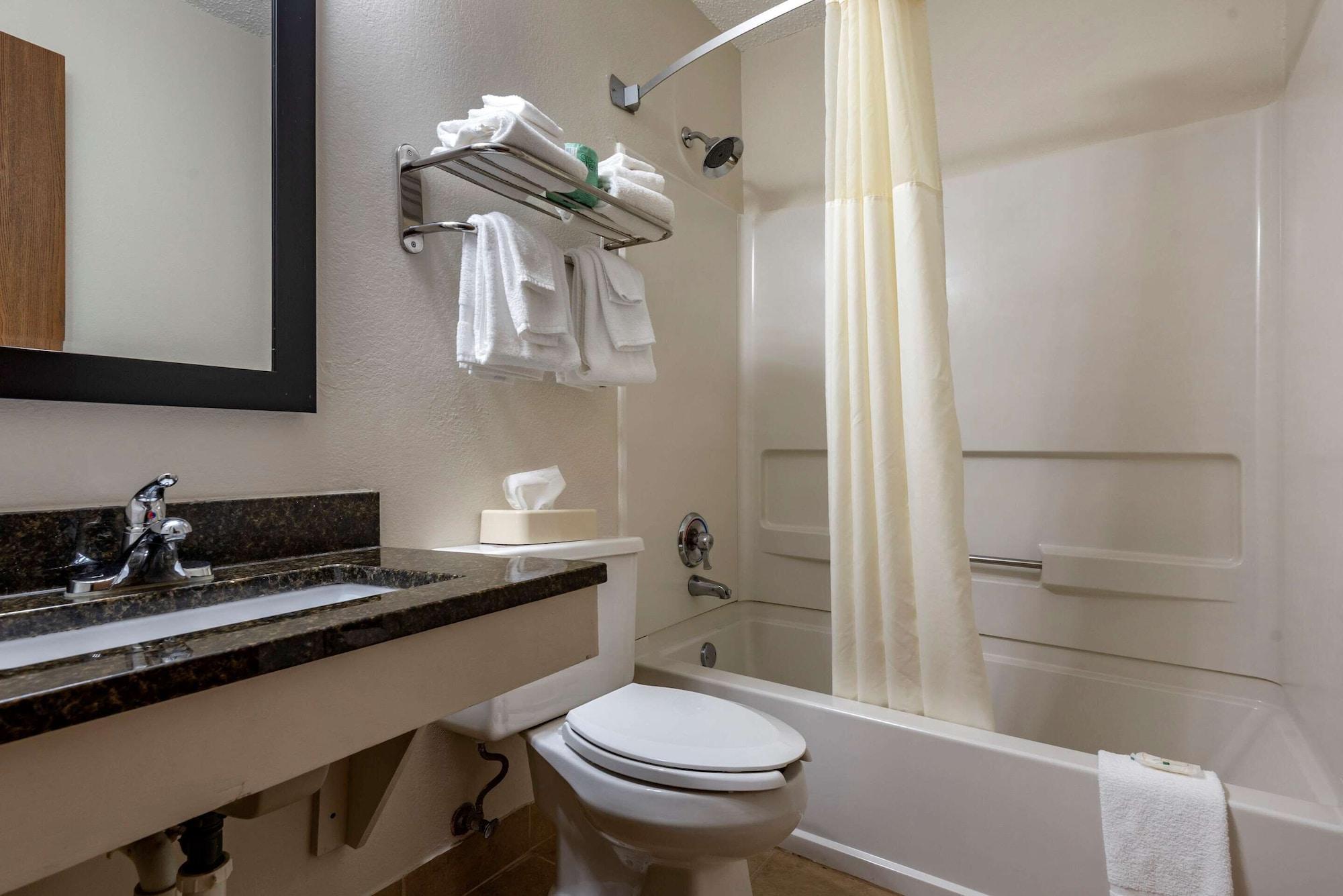 Quality Inn & Suites Warren Kültér fotó